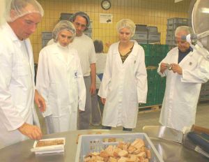 Gespannte Erwartungen bei der Erstproduktion eines neuen Basler Lebkuchens. - Foto: Rosmarie Spycher, Basel.