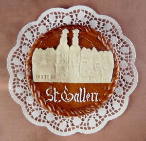 Gefüllter St. Galler Biber mit aufgesetztem Marzipan-Relief aus der Confiserie Pfund, St. Gallen.