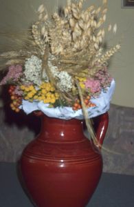Bild 4 - Troibusch´n - Der Troi/Getreide)busch´n, hier in einer Vase aufbewahrt, aus Ähren von Roggen, Gerste, Hafer und Weizen sowie Herbstblumen, und mit einem buntkariertem Bändchen zusammengehalten
