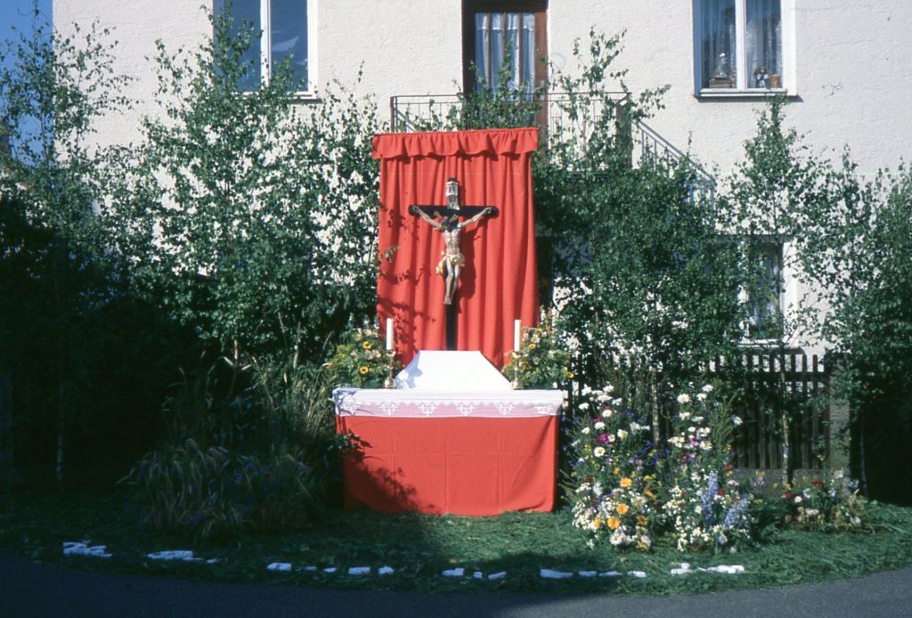 Blumen geschmückter Altar