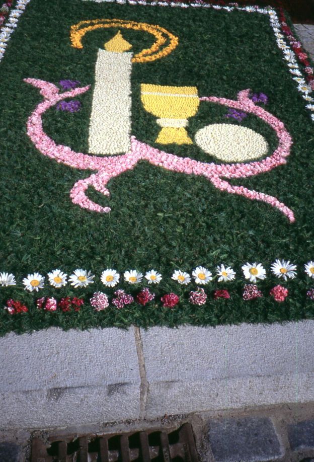 Von Hand Blumen gelegter Teppich vor Altar