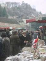 Bild 1 - Nikolausmarkt in Pfirt mit Blick aufs alte Schloss - Klick mich zum vergrössern
